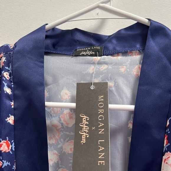 Morgan Lane x fabfitfan Navy Floral Satin Robe size Small/Medium - Picture 5 of 9